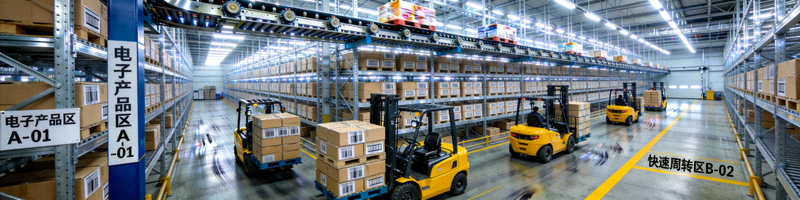 亚马逊FBA仓库内部物流运输与仓储货架管理实景，展示高效的库存周转